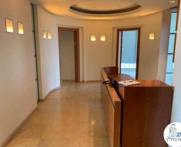 פינת כניסה של משרד להשכרה במגדל אלרוב מתחם רוטשילד תל אביב