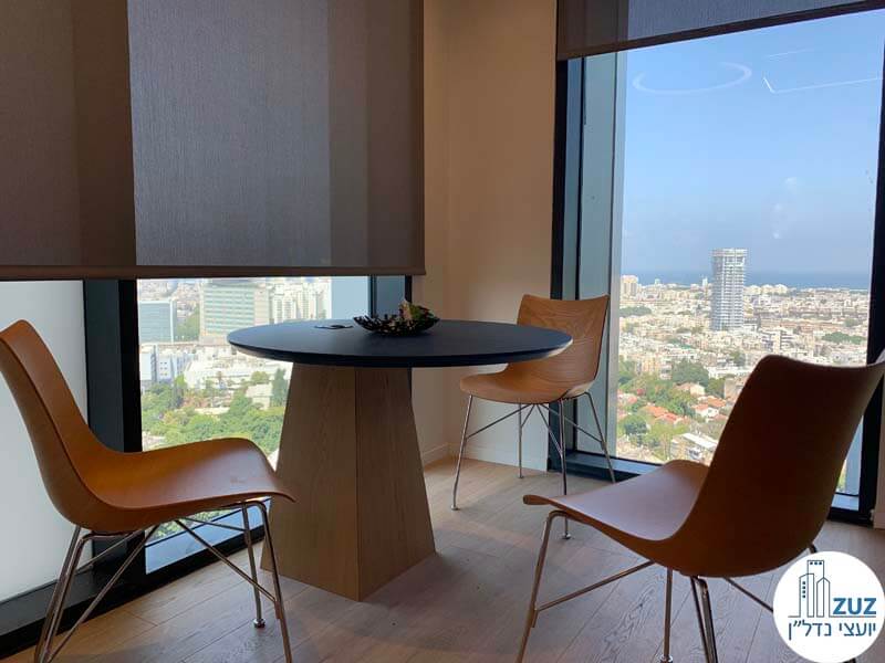 פינת ישיבה של משרד להשכרה עם נוף לים במגדל רסיטל תל אביב