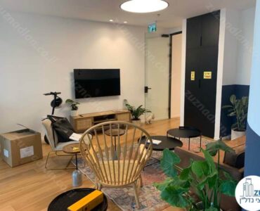 פינת כניסה במשרד של לקוחות מרוצים מעסקת תיווך במגדל ספיר רמת גן