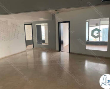 כניסה לחדרים של משרד להשכרה במגדל לוינשטיין תל אביב