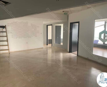 פינת כניסה של משרד להשכרה במגדל לוינשטיין תל אביב