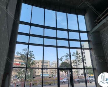 חלונות של חנות להשכרה במגדל ספיר רמת גן