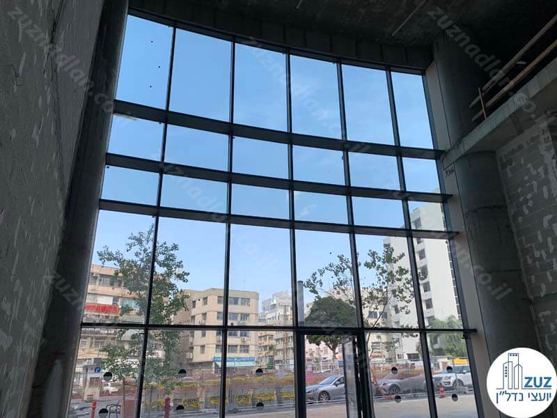 חלונות של חנות להשכרה במגדל ספיר רמת גן