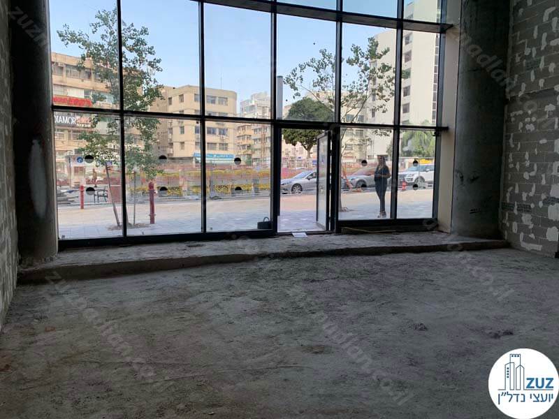 חלונות של חנות להשכרה במגדל ספיר רמת גן