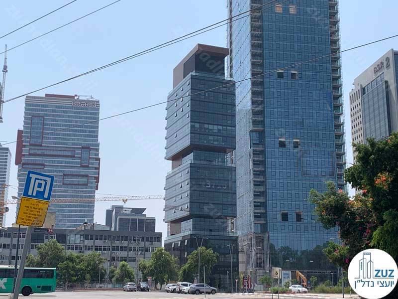 מגדל עץ השקד מתחם בסר בני ברק