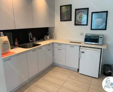 מטבחון קטן של משרד להשכרה במגדל צמפיון מתחם בסר