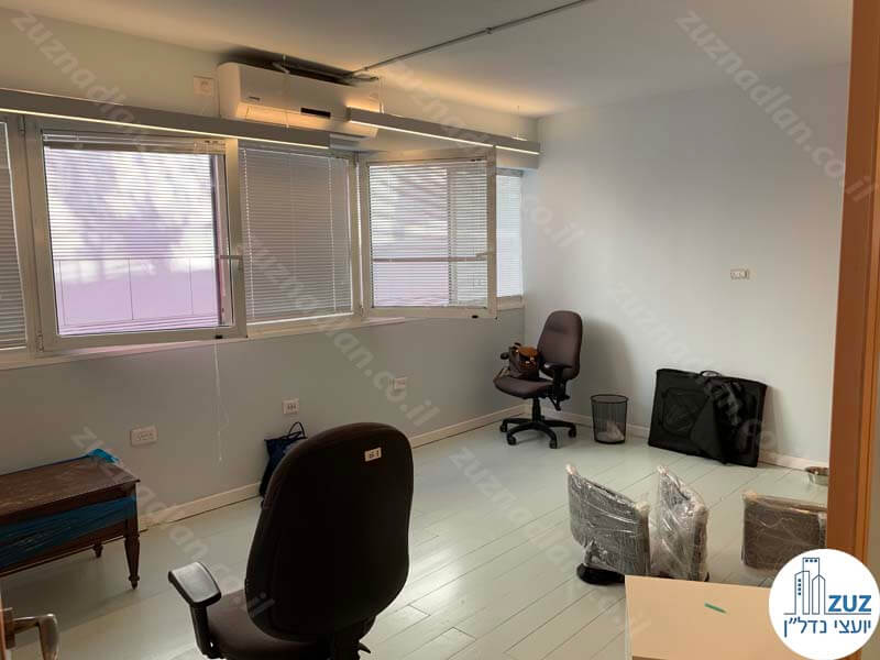 חדר גדול של לקוחות מרוצים מעסקת תיווך בבית הורוד תל אביב