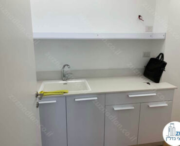 מטבחון משרד להשכרה במגדל אקרו נדל"ן תל אביב