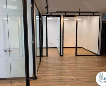 כניסה לחדרים של משרד להשכרה במגדל אקרו נדל"ן תל אביב