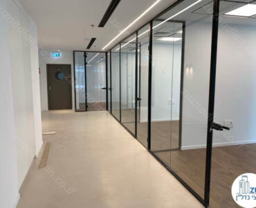כניסה לחדרים של משרד להשכרה במגדל אקרו בתל אביב