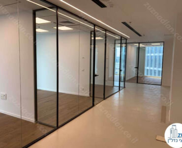 כניסה לחדרים של משרד להשכרה במגדל אקרו בתל אביב
