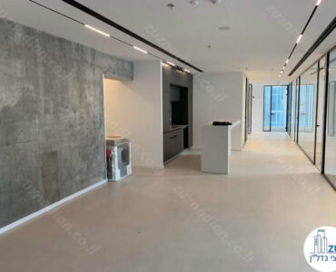 רחבת כניסה של משרד להשכרה במגדל אקרו בתל אביב