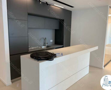 מטבחון של משרד להשכרה במגדל אקרו בתל אביב