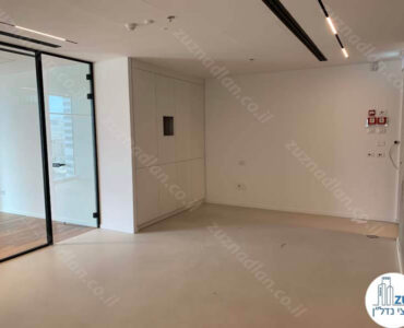 רחבת כניסה של משרד להשכרה במגדל אקרו בתל אביב