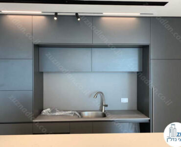 מטבחון של משרד להשכרה במגדל אקרו בתל אביב
