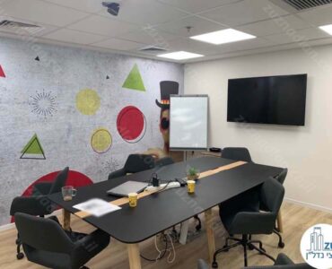 שולחן ישיבות של משרד להשכרה במגדל אמות ביטוח תל אביב