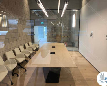 חדר ישיבות של משרד להשכרה על ציר יגאל אלון בתל אביב