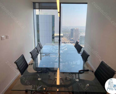 שולחן ישיבות של משרד להשכרה במגדל מידטאון 120 מר קומה גבוהה