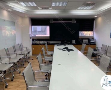 שולחן ישיבות של משרד 444 מר להשכרה במרכז אשדר תל אביב