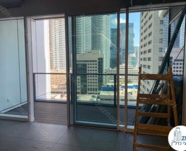 יציאה למרפסת של משרד להשכרה עם מרפסת במגדל אקרו תל אביב