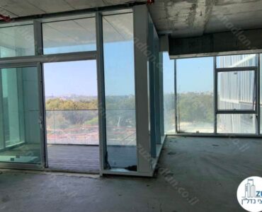 יציאה למרפסת של משרד למכירה במגדל לייף מתחם בסר בני ברק