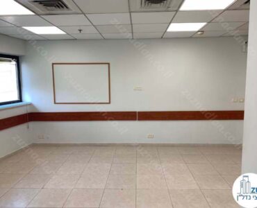 פינת כניסה של משרד להשכרה בבית הרופאים ריינס תל אביב