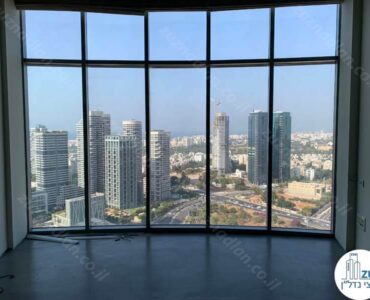 חלון של משרד להשכרה 300 מר במגדל רוגובין מתחם הבורסה רמת גן