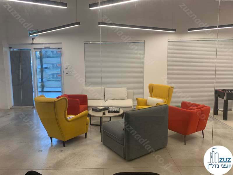 פינת ישיבה של משרד 430 מר להשכרה ליד עזריאלי תל אביב