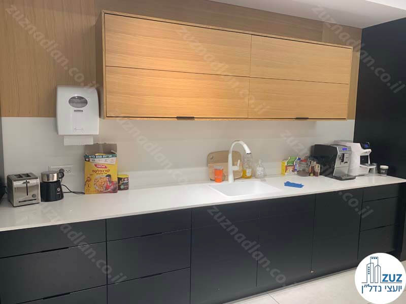 מטבחון של משרד 430 מר להשכרה ליד עזריאלי תל אביב