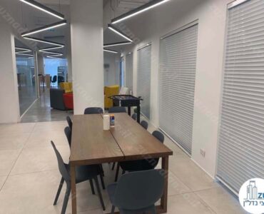 שולחן אוכל של משרד 430 מר להשכרה ליד עזריאלי תל אביב