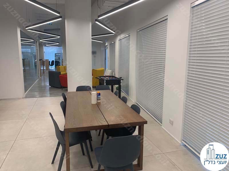שולחן אוכל של משרד 430 מר להשכרה ליד עזריאלי תל אביב