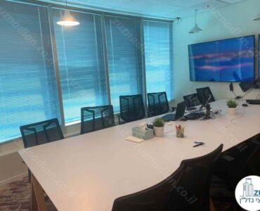 שולחן ישיבות של משרד להשכרה 300 מר במגדל סונול תל אביב