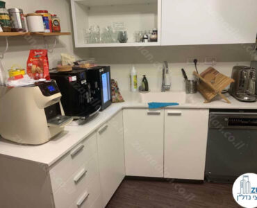 מטבחון של משרד להשכרה 300 מר במגדל סונול תל אביב