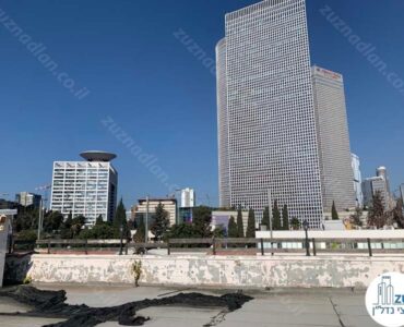 נוף למגדלי עזריאלי מגג של בניין עצמאי להשכרה ליד רכבת השלום בתל אביב