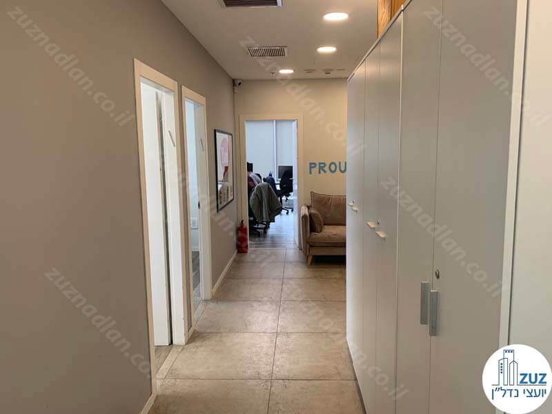 מסדרון של משרד להשכרה 287 מר במגדל בסר 4 בני ברק