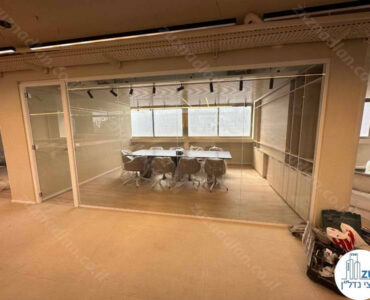 כניסה לחדר ישיבות של משרד להשכרה 365 מר בציר מנחם בגין תל אביב