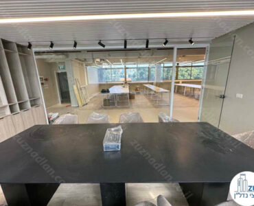 שולחן ישיבות של משרד להשכרה 365 מר בציר מנחם בגין תל אביב