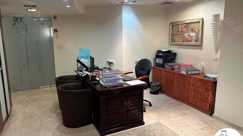 פינת קבלה של משרד להשכרה עם מרפסת במגדל לוינשטיין בתל אביב