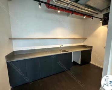 מטבחון של משרד להשכרה 233 מר במגדל נמרודי מתחם בסר בני ברק