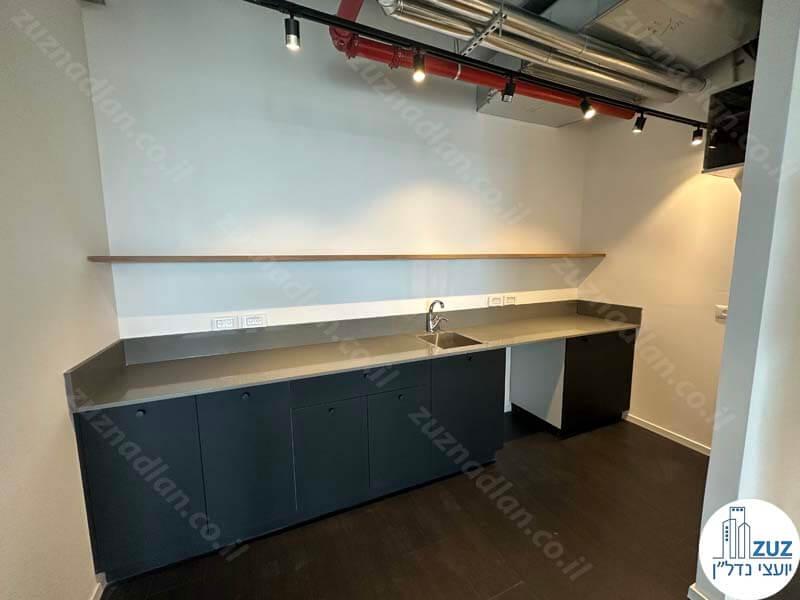 מטבחון של משרד להשכרה 233 מר במגדל נמרודי מתחם בסר בני ברק