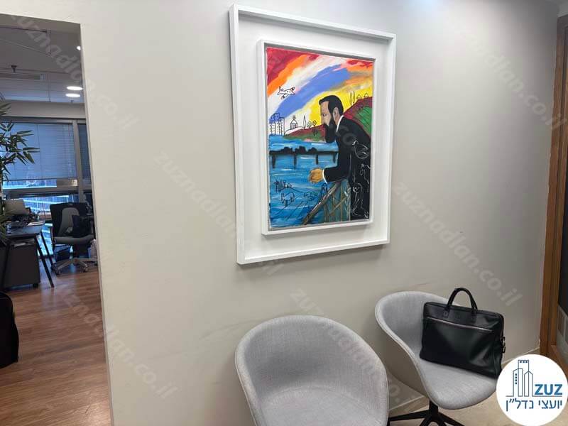 פינת ישיבה עם תמונה של הרצל של משרד להשכרה מחולק לחדרים במגדל פלטינום תל אביב