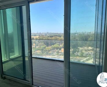 יציאה למרפסת של משרד למכירה 617 מר במגדל לייף מתחם בסר בני ברק