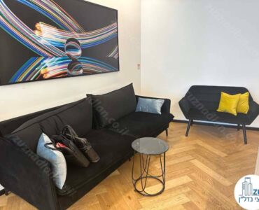 פינת ישיבה של משרד להשכרה מחולק לחדרים במגדל ספיר רמת גן