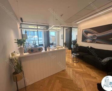 פינת קבלה של משרד להשכרה מחולק לחדרים במגדל ספיר רמת גן