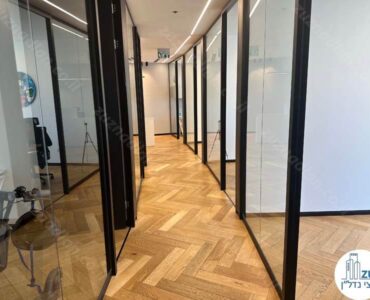 מסדרון של משרד להשכרה מחולק לחדרים במגדל ספיר רמת גן