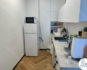 מטבחון של משרד להשכרה מחולק לחדרים במגדל ספיר רמת גן