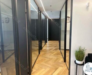 מסדרון של משרד להשכרה מחולק לחדרים במגדל ספיר רמת גן