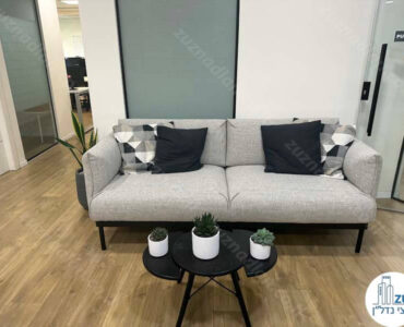 פינת ישיבה של משרד להשכרה להייטק במגדלי פז רמת גן