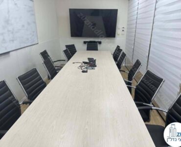 שולחן ישיבות של משרד להשכרה להייטק במגדלי פז רמת גן