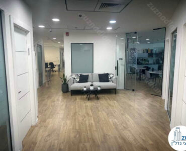 פינת ישיבה של משרד להשכרה להייטק במגדלי פז רמת גן